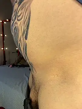 Snapshot of liz_and_thiago chatting on September 29, 2025, 1:27 pm liz and thiago online show from September 29, 2025, 1:27 pm