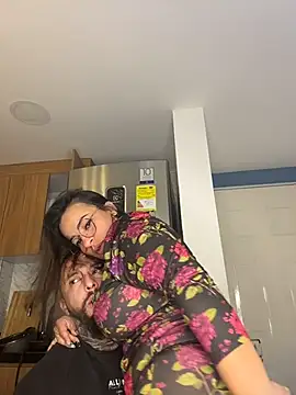 Snapshot of liz_and_thiago chatting on October 11, 2025, 12:15 pm liz and thiago online show from October 11, 2025, 12:15 pm