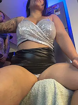 Snapshot of liz_and_thiago chatting on May 4, 2026, 9:00 pm liz and thiago online show from May 4, 2026, 9:00 pm