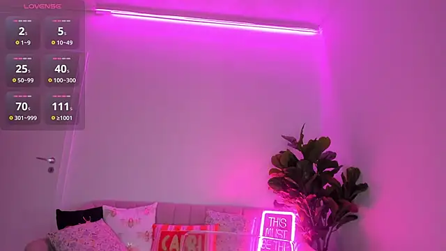 Snapshot of TiaBelle chatting on October 11, 2025, 5:44 pm TiaBelle online show from October 11, 2025, 5:44 pm