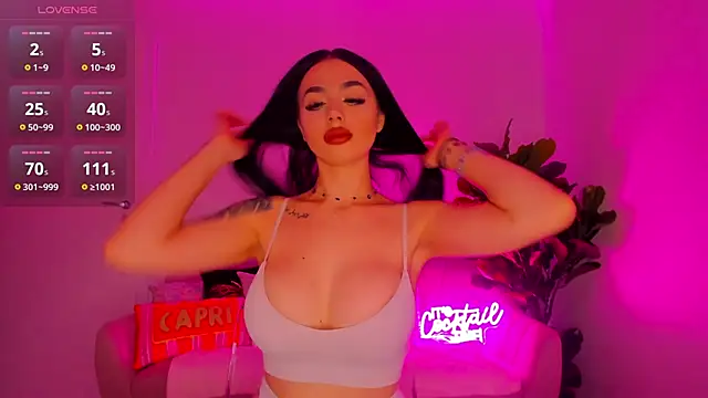 Snapshot of TiaBelle chatting on November 2, 2025, 6:32 pm TiaBelle online show from November 2, 2025, 6:32 pm