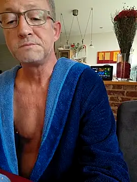 Snapshot of TommyTom76 chatting on November 1, 2025, 7:43 am TommyTom76 online show from November 1, 2025, 7:43 am