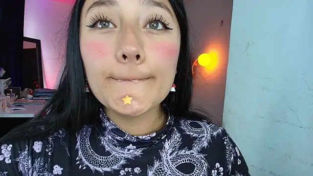 Hinata 21  online show from April 17, 2026, 9:07 pm