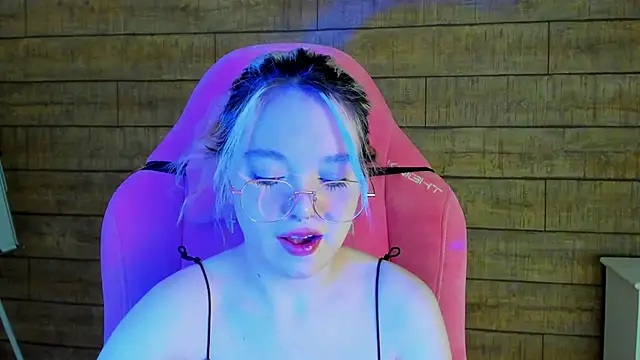 Snapshot of AnnaDelon chatting on October 19, 2025, 4:02 am AnnaDelon online show from October 19, 2025, 4:02 am