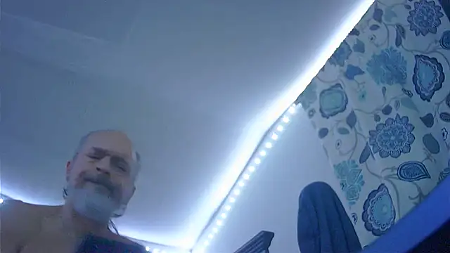 Snapshot of HippieDad333 chatting on December 19, 2025, 11:12 pm HippieDad333 online show from December 19, 2025, 11:12 pm