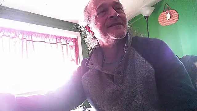 Snapshot of HippieDad333 chatting on January 31, 2026, 7:11 pm HippieDad333 online show from January 31, 2026, 7:11 pm