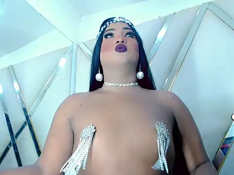 AuroraRoss online show from October 4, 2025, 6:39 pm