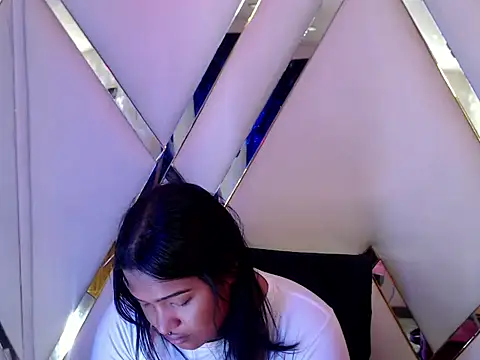 AuroraRoss online show from October 27, 2025, 5:28 pm