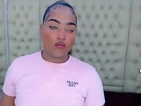 AuroraRoss online show from November 2, 2025, 6:10 pm