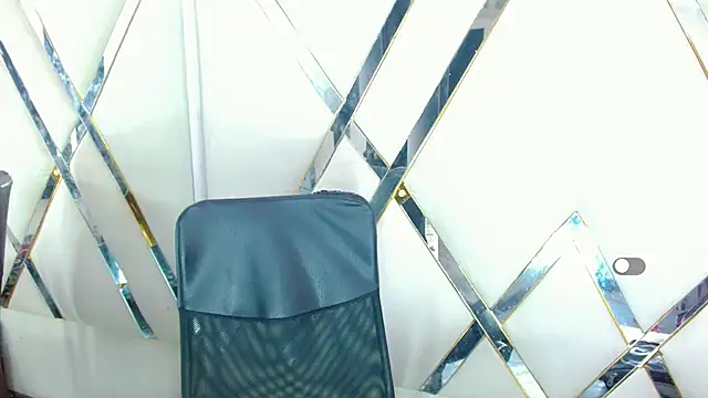 AuroraRoss online show from November 6, 2025, 6:53 pm