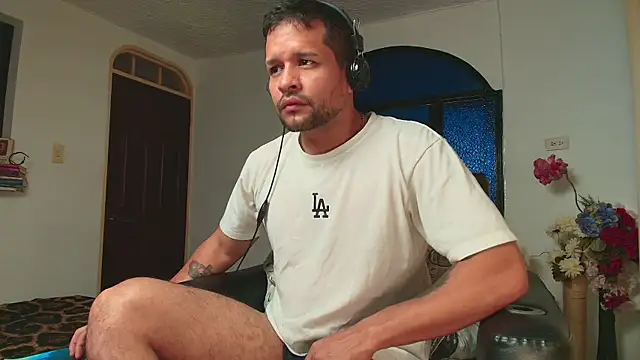 Snapshot of LucasGaeel chatting on July 6, 2026, 3:03 pm LucasGaeel online show from July 6, 2026, 3:03 pm