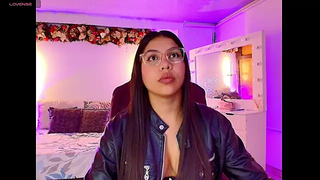 kloe28 online show from November 17, 2025, 4:07 am