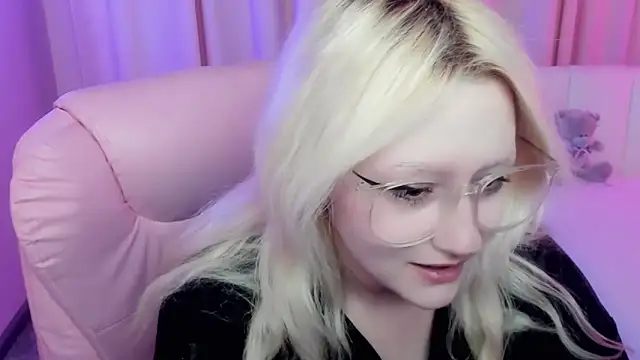 JuliaSharkk online show from October 15, 2025, 7:36 pm