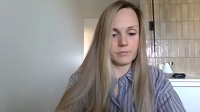 Snapshot of Kyrelinn chatting on November 3, 2025, 4:47 am Kyrelinn online show from November 3, 2025, 4:47 am