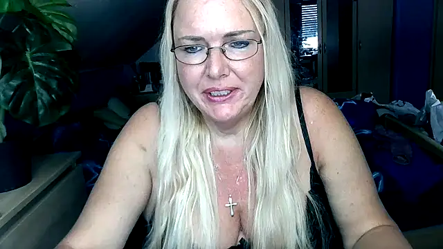 Snapshot of Sandy-Summer chatting on October 21, 2025, 2:51 pm Sandy-Summer online show from October 21, 2025, 2:51 pm