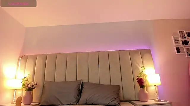 EllaaThorne online show from October 27, 2025, 7:51 pm