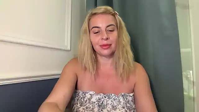 Snapshot of Miravynn chatting on December 21, 2025, 11:50 am Miravynn online show from December 21, 2025, 11:50 am