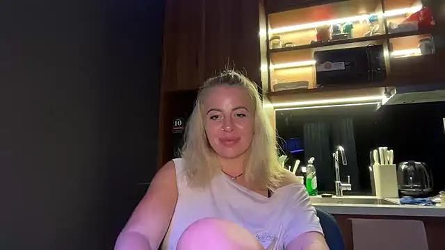 Snapshot of Miravynn chatting on February 19, 2026, 6:15 pm Miravynn online show from February 19, 2026, 6:15 pm