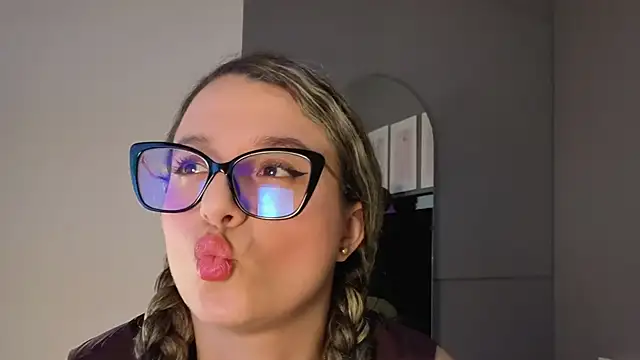 Snapshot of katiaa_lovv chatting on March 11, 2026, 12:22 pm katiaa lovv online show from March 11, 2026, 12:22 pm