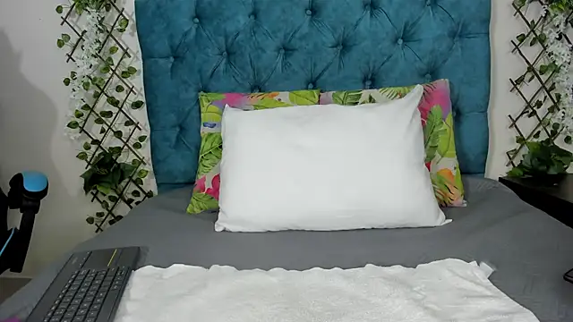 violett  rousee online show from October 6, 2025, 2:36 pm