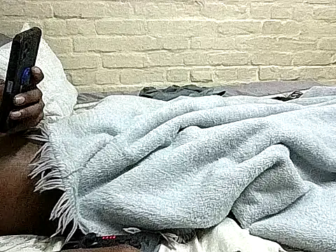 Snapshot of Mshayiwesinqe chatting on November 7, 2025, 9:59 pm Mshayiwesinqe online show from November 7, 2025, 9:59 pm