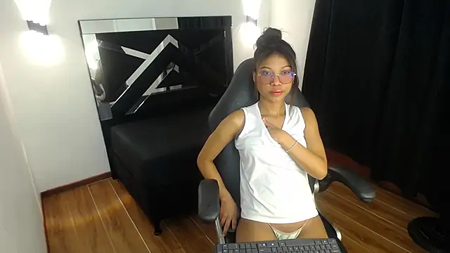 MarianaRojas  online show from November 15, 2025, 3:15 am