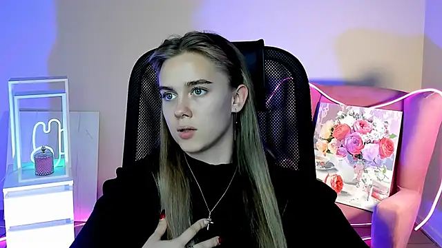 JuneWoods online show from October 4, 2025, 10:35 am