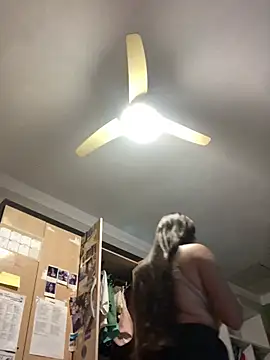 Snapshot of larj021bb chatting on February 5, 2026, 9:19 pm larj021bb online show from February 5, 2026, 9:19 pm