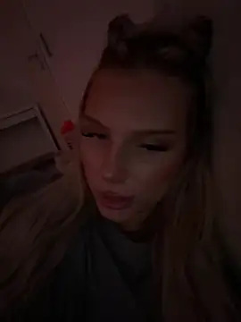 Snapshot of blondeeee chatting on July 2, 2026, 6:14 pm blondeeee online show from July 2, 2026, 6:14 pm