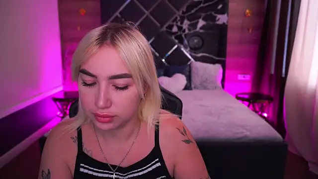 Snapshot of MariellaVi chatting on October 10, 2025, 12:26 pm MariellaVi online show from October 10, 2025, 12:26 pm