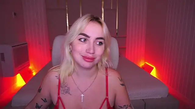 Snapshot of MariellaVi chatting on October 13, 2025, 8:09 pm MariellaVi online show from October 13, 2025, 8:09 pm