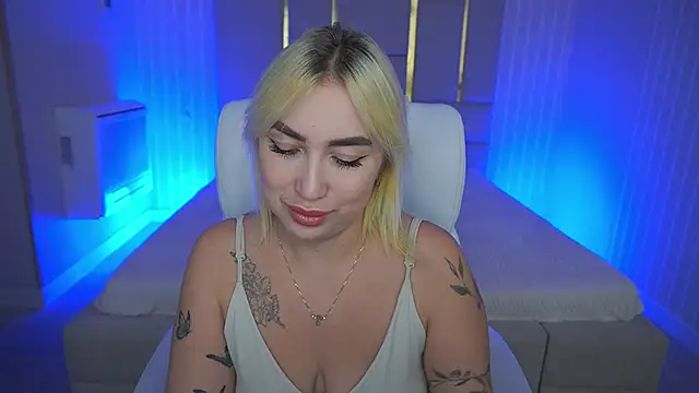 Snapshot of MariellaVi chatting on October 22, 2025, 7:35 pm MariellaVi online show from October 22, 2025, 7:35 pm