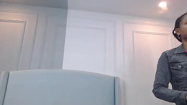 ChantalGarner online show from November 18, 2025, 2:21 pm