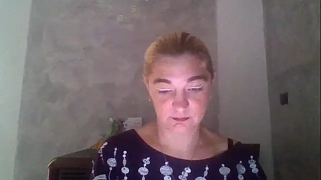 Snapshot of GoldenAngelMilf chatting on October 3, 2025, 9:39 am GoldenAngelMilf online show from October 3, 2025, 9:39 am