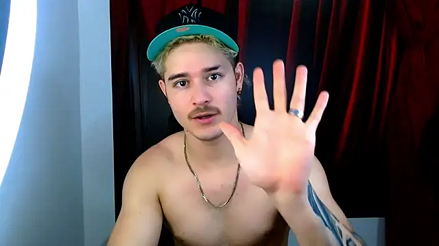 Snapshot of AlexPiersss chatting on November 5, 2025, 7:03 pm AlexPiersss online show from November 5, 2025, 7:03 pm