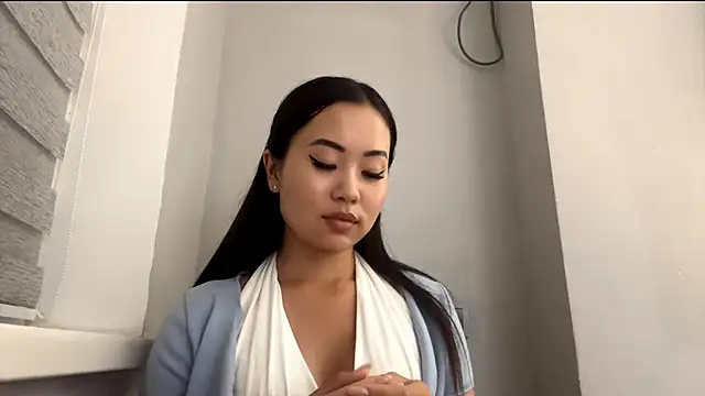 Ur neighbor Kira online show from October 9, 2025, 3:10 pm