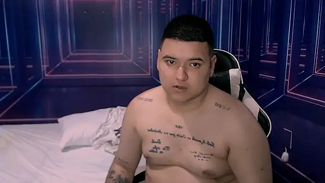 Snapshot of Charly_and_laura chatting on October 15, 2025, 7:25 pm Charly and laura online show from October 15, 2025, 7:25 pm