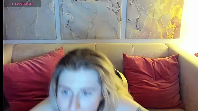 Snapshot of CamillaDreamer chatting on April 19, 2026, 4:28 pm CamillaDreamer online show from April 19, 2026, 4:28 pm