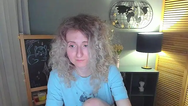 Snapshot of CamillaDreamer chatting on May 9, 2026, 4:28 am CamillaDreamer online show from May 9, 2026, 4:28 am