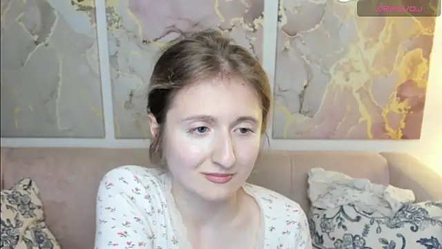 Snapshot of CamillaDreamer chatting on May 17, 2026, 6:15 pm CamillaDreamer online show from May 17, 2026, 6:15 pm