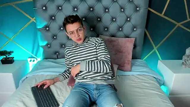 Lian Miller1  online show from October 1, 2025, 12:22 pm