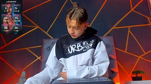 Lian Miller1  online show from January 14, 2026, 12:11 pm