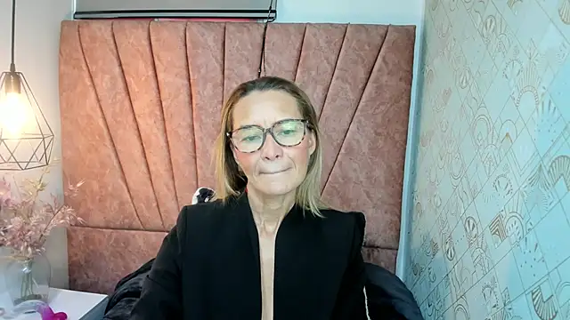 Issa Milf   online show from November 17, 2025, 1:06 pm