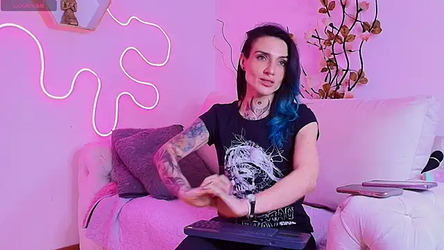 Snapshot of leblanc_eva chatting on October 7, 2025, 5:10 pm leblanc eva online show from October 7, 2025, 5:10 pm