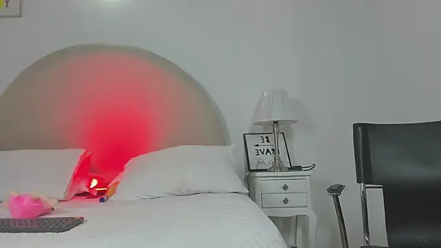 charlotte  queen online show from October 14, 2025, 2:29 pm