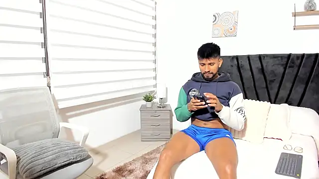 Taylormaccurdy  online show from October 7, 2025, 3:31 pm