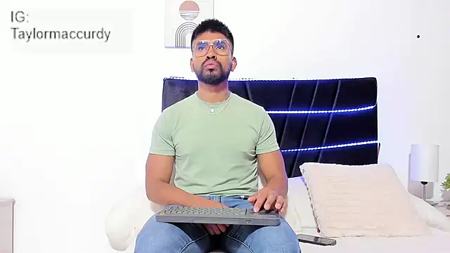 Taylormaccurdy  online show from November 20, 2025, 2:06 pm