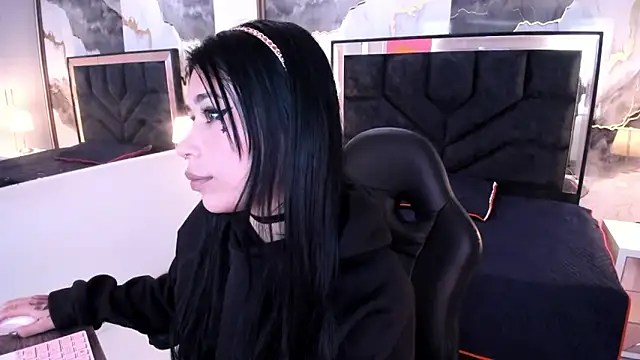 SusanVilla online show from April 16, 2026, 7:47 pm