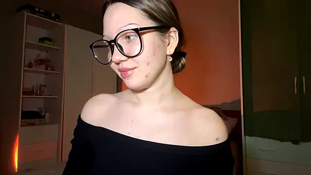 EmiIyKitty online show from December 14, 2025, 6:56 pm