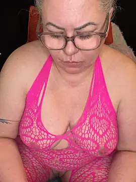 Snapshot of SaraNoir80 chatting on February 6, 2026, 6:11 pm SaraNoir80 online show from February 6, 2026, 6:11 pm